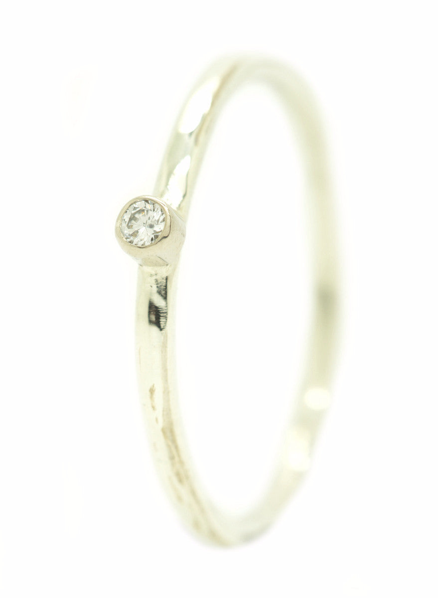 Handgemaakte en fairtrade fijne gehamerde witgouden ring met diamant