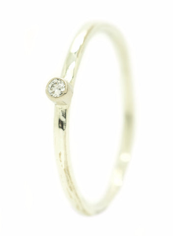 Handgemaakte en fairtrade fijne gehamerde witgouden ring met diamant