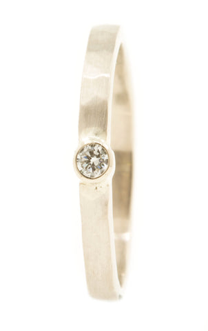Handgemaakte en fairtrade gehamerde matte witgouden ring met diamant