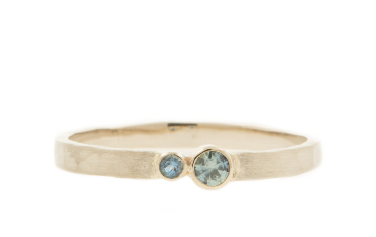 Handgemaakte en fairtrade fijne witgouden ring met blauwe saffier en aquamarijn