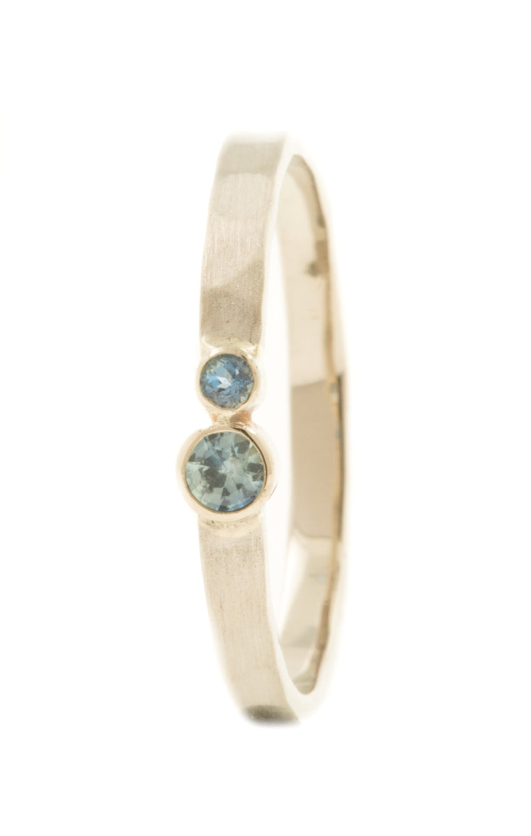 Handgemaakte en fairtrade fijne witgouden ring met blauwe saffier en aquamarijn