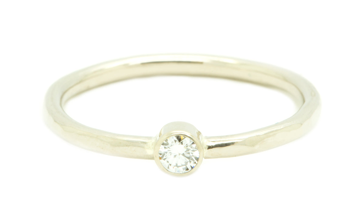 Handgemaakte en fairtrade fijne gehamerde witgouden ring met diamant