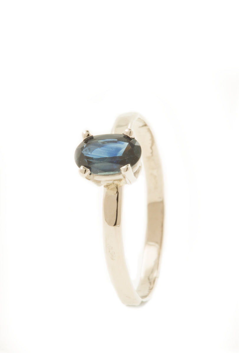 Handgemaakte en fairtrade fijne witgouden gehamerde ring met grote ovale blauwe saffier