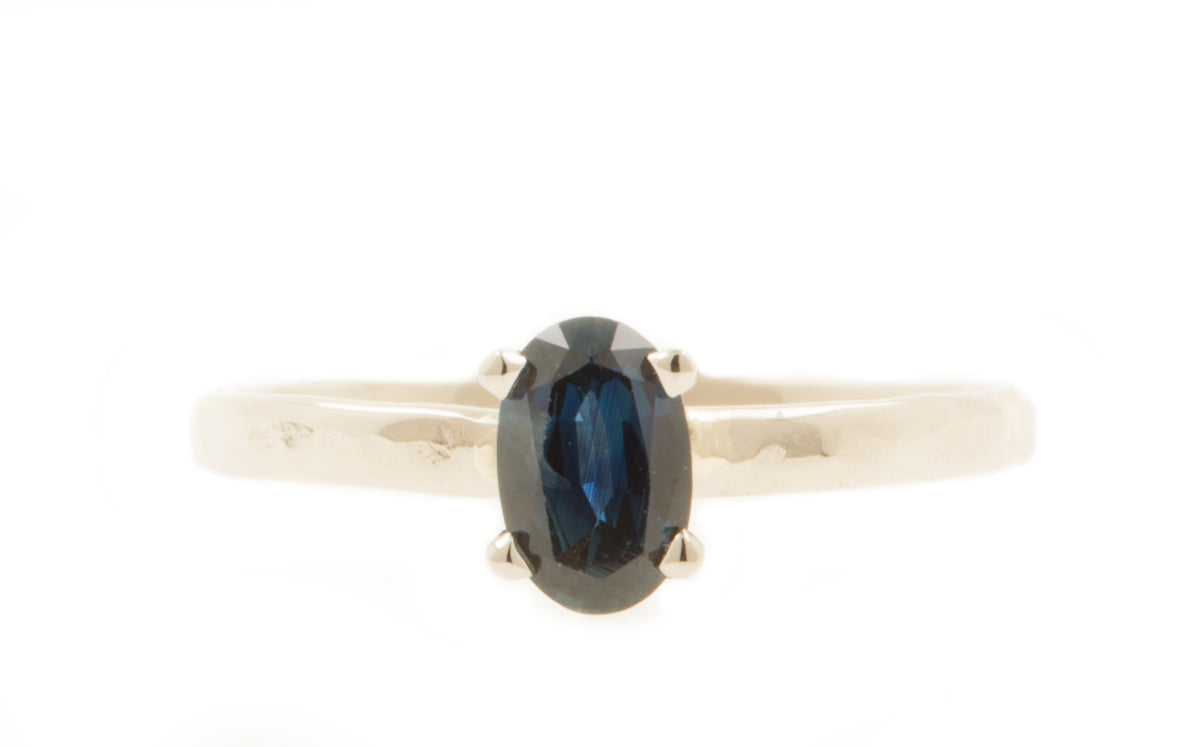 Handgemaakte en fairtrade fijne witgouden gehamerde ring met grote ovale blauwe saffier