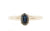 Handgemaakte en fairtrade fijne witgouden gehamerde ring met grote ovale blauwe saffier