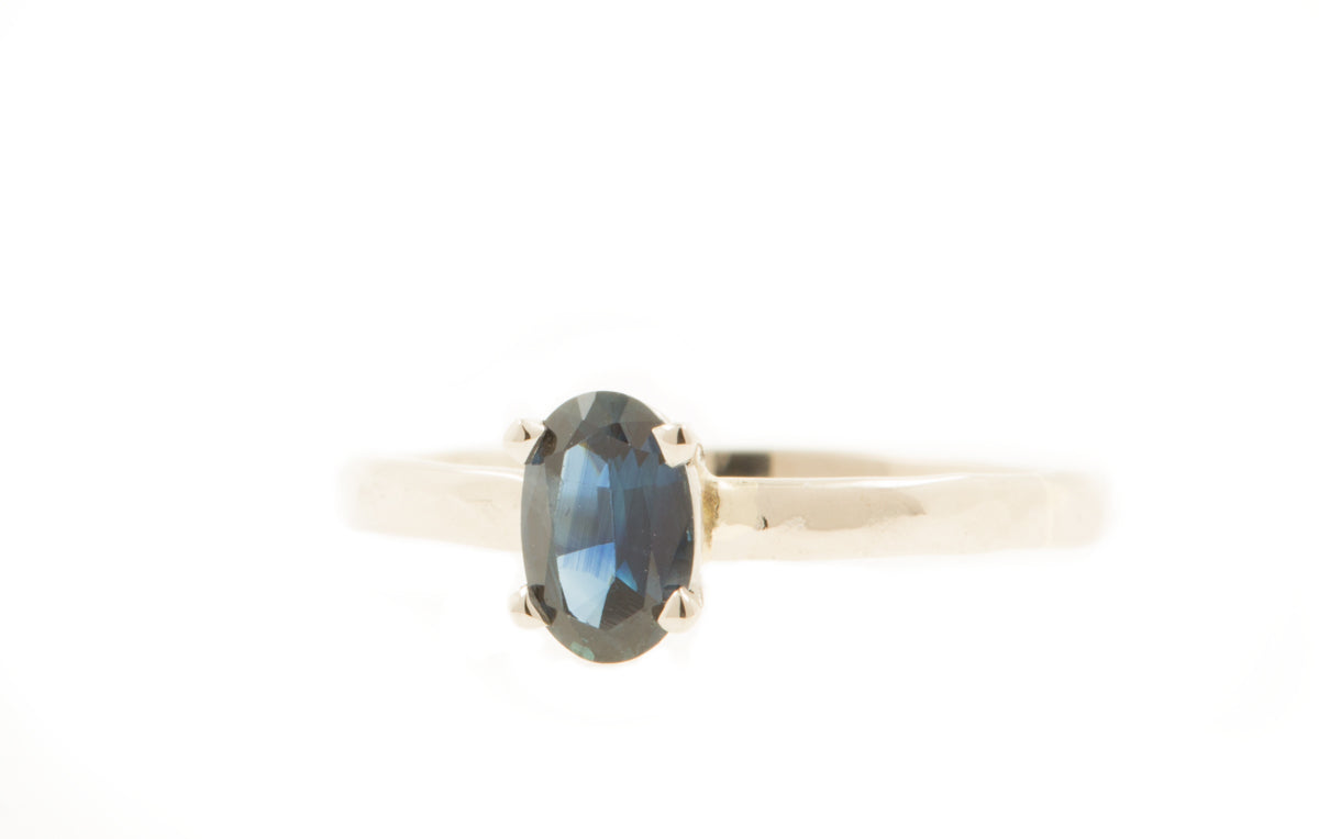 Handgemaakte en fairtrade fijne witgouden gehamerde ring met grote ovale blauwe saffier