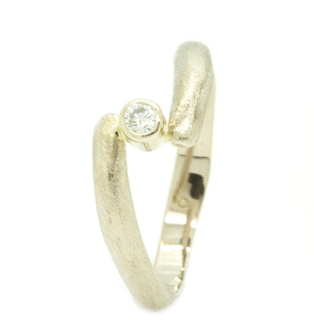 Handgemaakte en fairtrade witgouden ruwe organische ring met fairtrade diamant