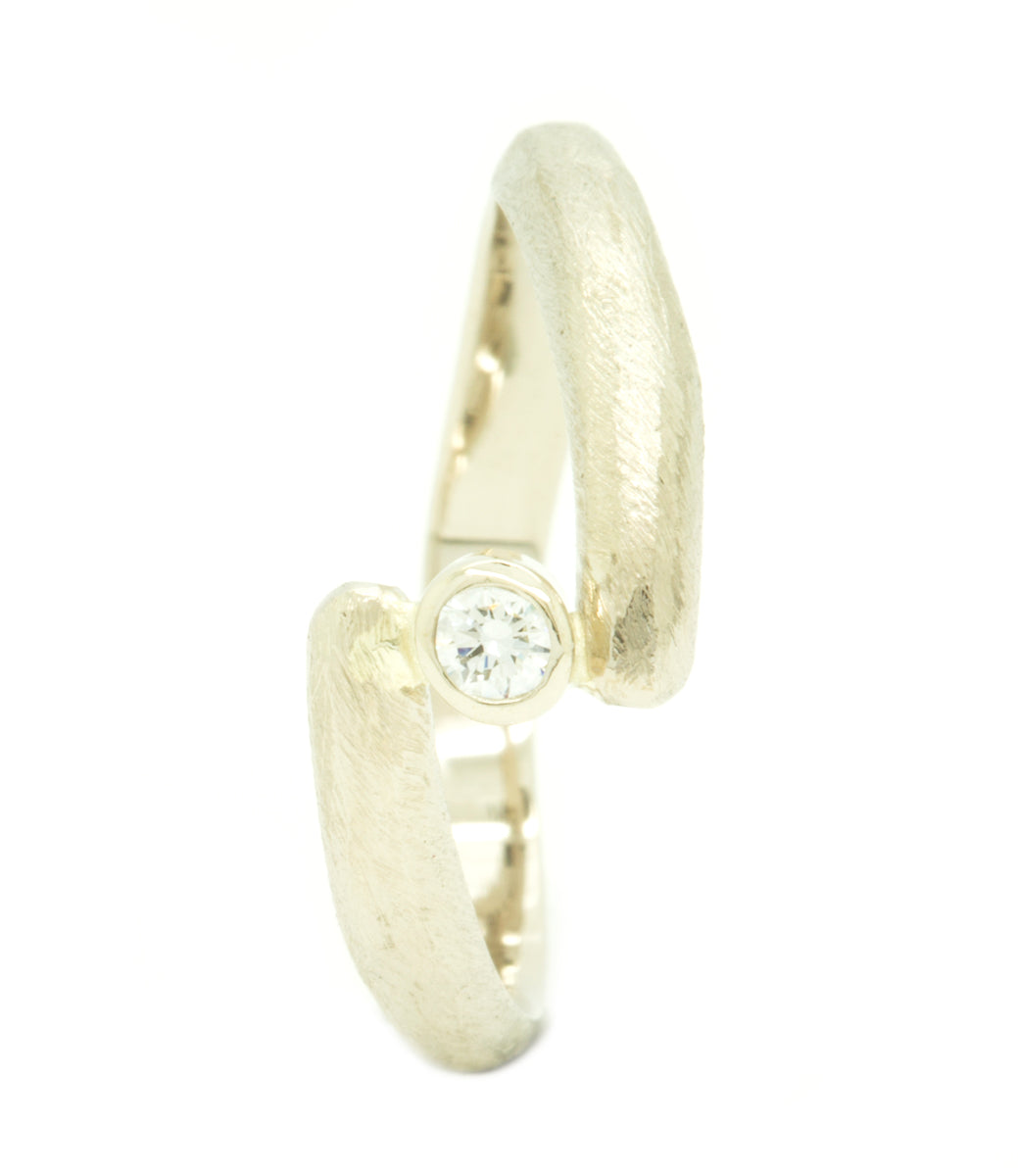 Handgemaakte en fairtrade witgouden ruwe organische ring met fairtrade diamant