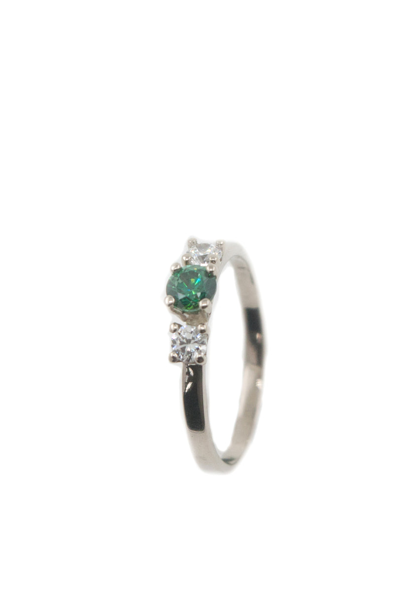 Handgemaakte en fairtrade fijne witgouden ring met diamanten en smaragd