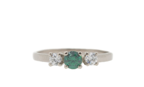 Handgemaakte en fairtrade fijne witgouden ring met diamanten en smaragd