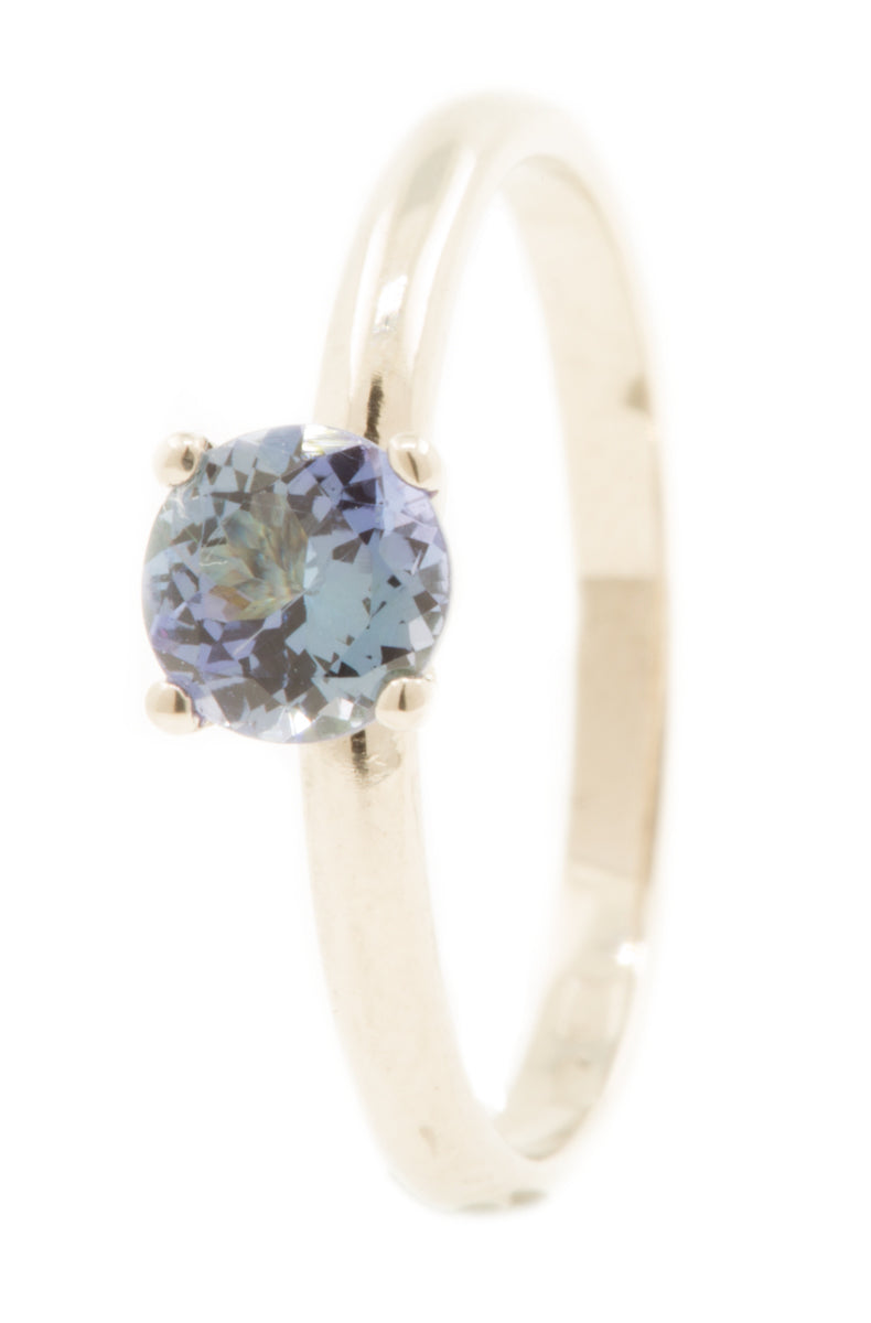 Handgemaakte en fairtrade fijne witgouden ring met grote blauwe saffier