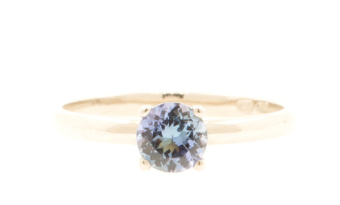 Handgemaakte en fairtrade fijne witgouden ring met grote blauwe saffier