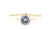 Handgemaakte en fairtrade fijne witgouden ring met grote blauwe saffier