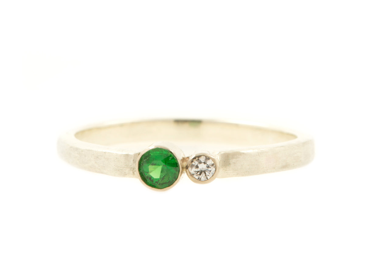 Handgemaakte en fairtrade fijne witgouden ring met chroom diopside en diamant