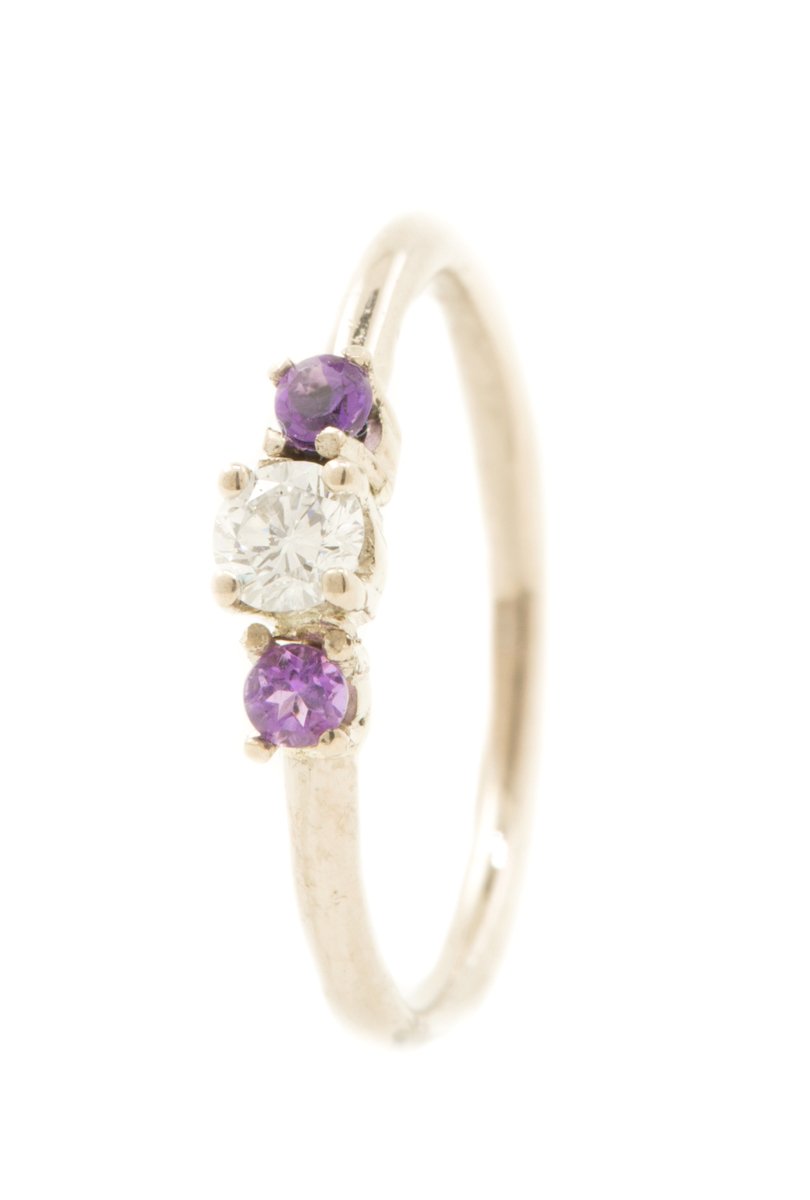 Handgemaakte en fairtrade fijne witgouden ring met diamant en amethysten