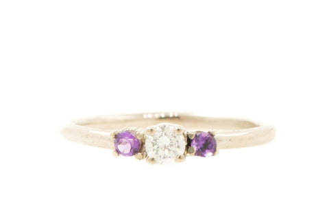 Handgemaakte en fairtrade fijne witgouden ring met diamant en amethysten