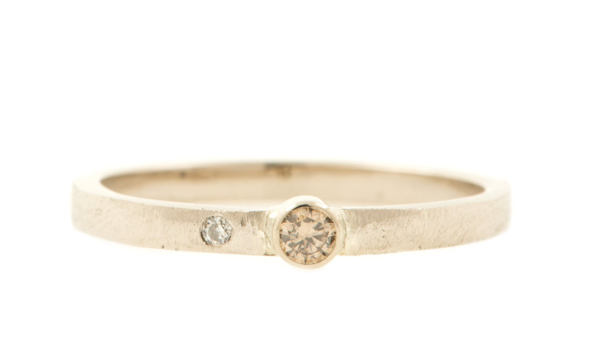 Handgemaakte en fairtrade fijne witgouden ring met bruine en witte diamant