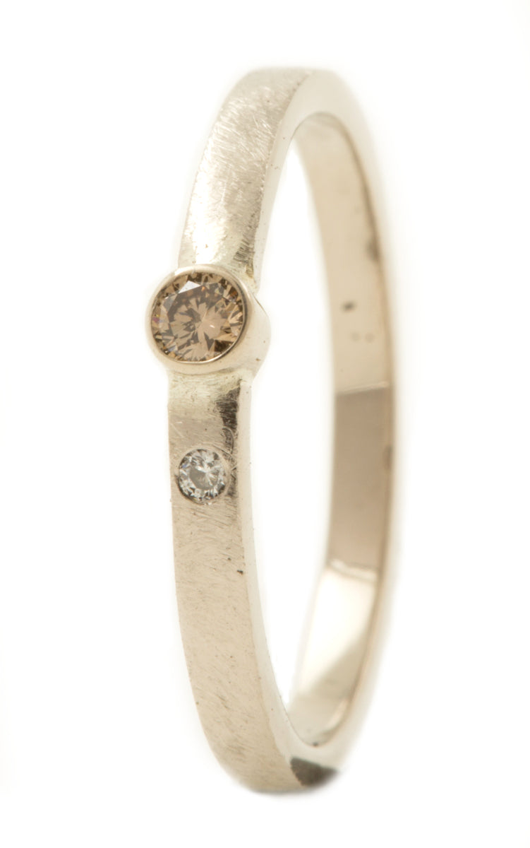 Handgemaakte en fairtrade fijne witgouden ring met bruine en witte diamant