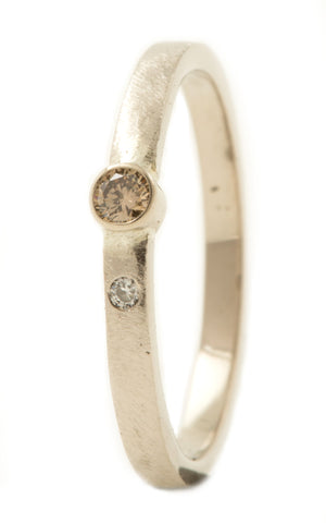 Handgemaakte en fairtrade fijne witgouden ring met bruine en witte diamant