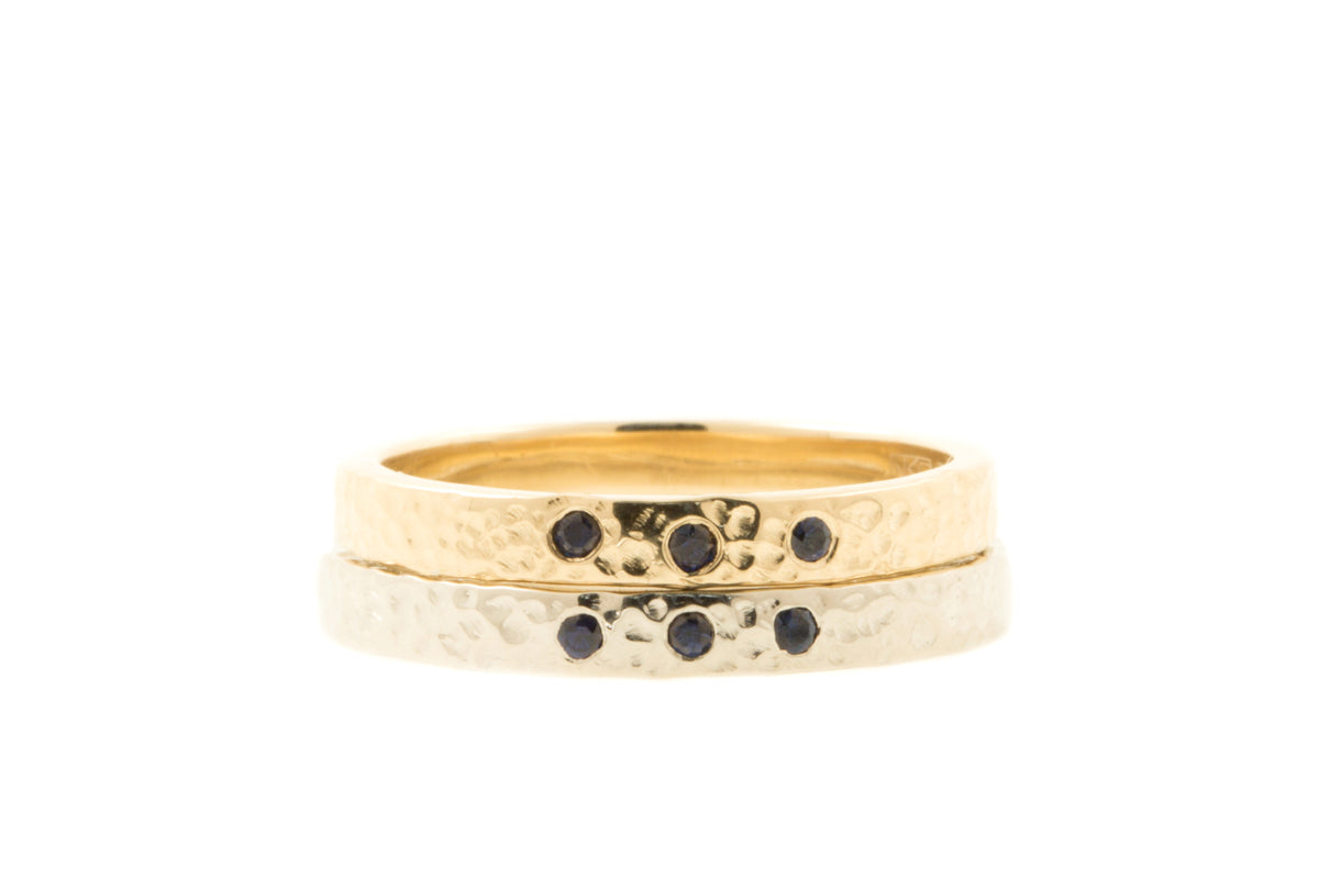 Fairtrade en handgemaakte witgouden ring met drie blauwe saffiertjes