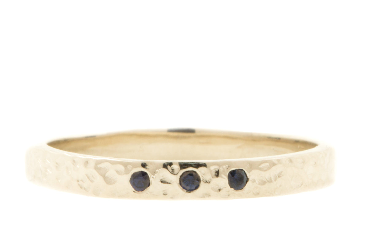 Fairtrade en handgemaakte witgouden ring met drie blauwe saffiertjes