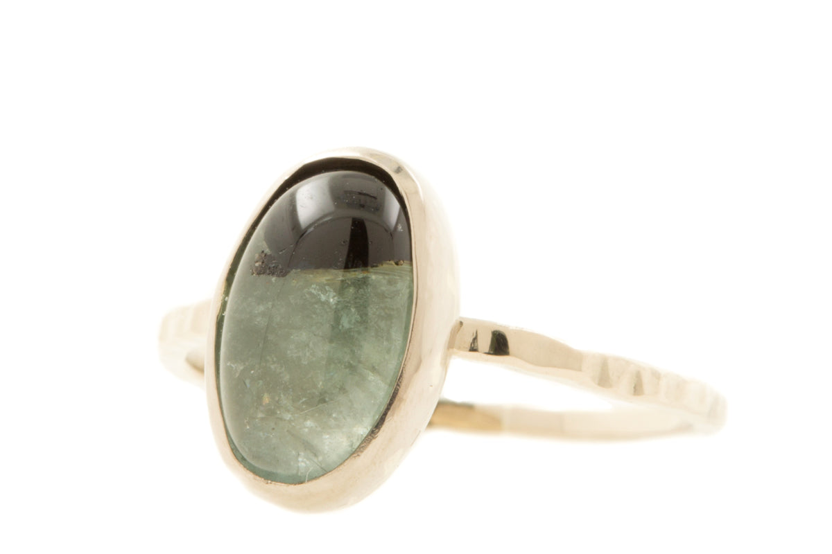 Handgemaakte en fairtrade gehamerde witgouden ring met fairtrade bicolor tourmaline 