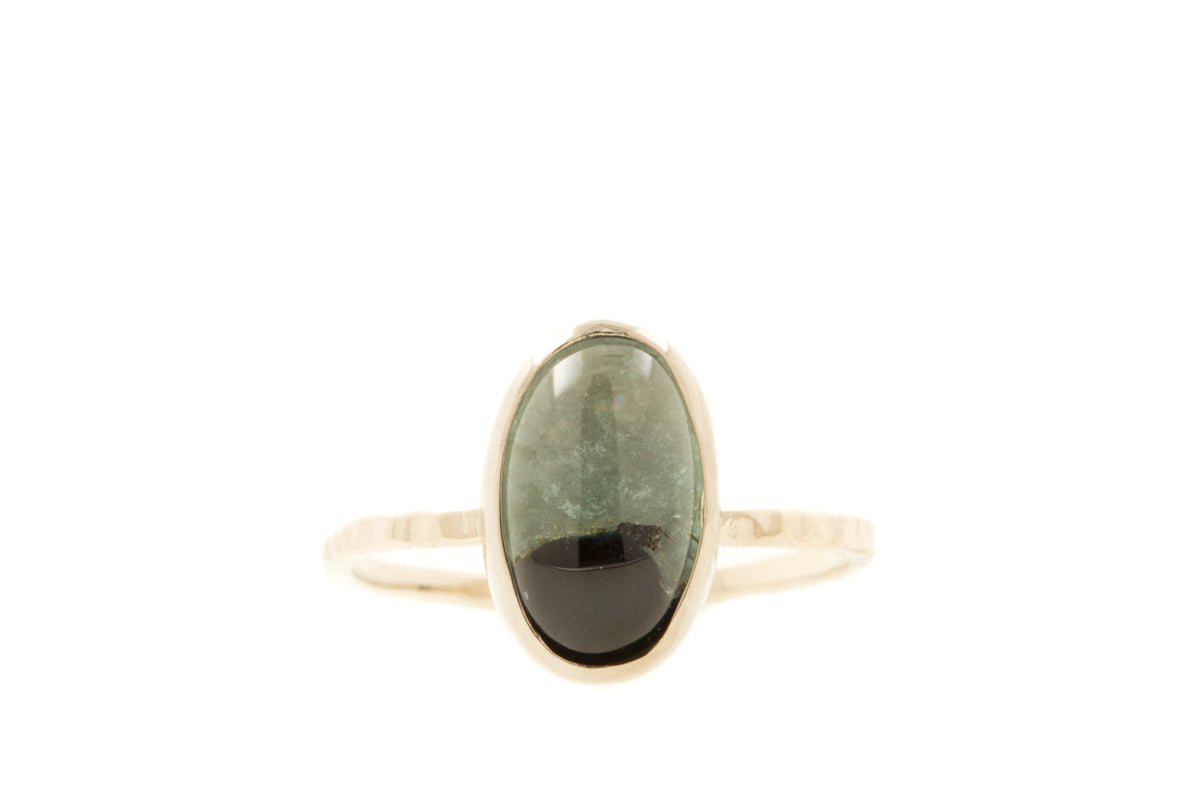 Handgemaakte en fairtrade gehamerde witgouden ring met fairtrade bicolor tourmaline 