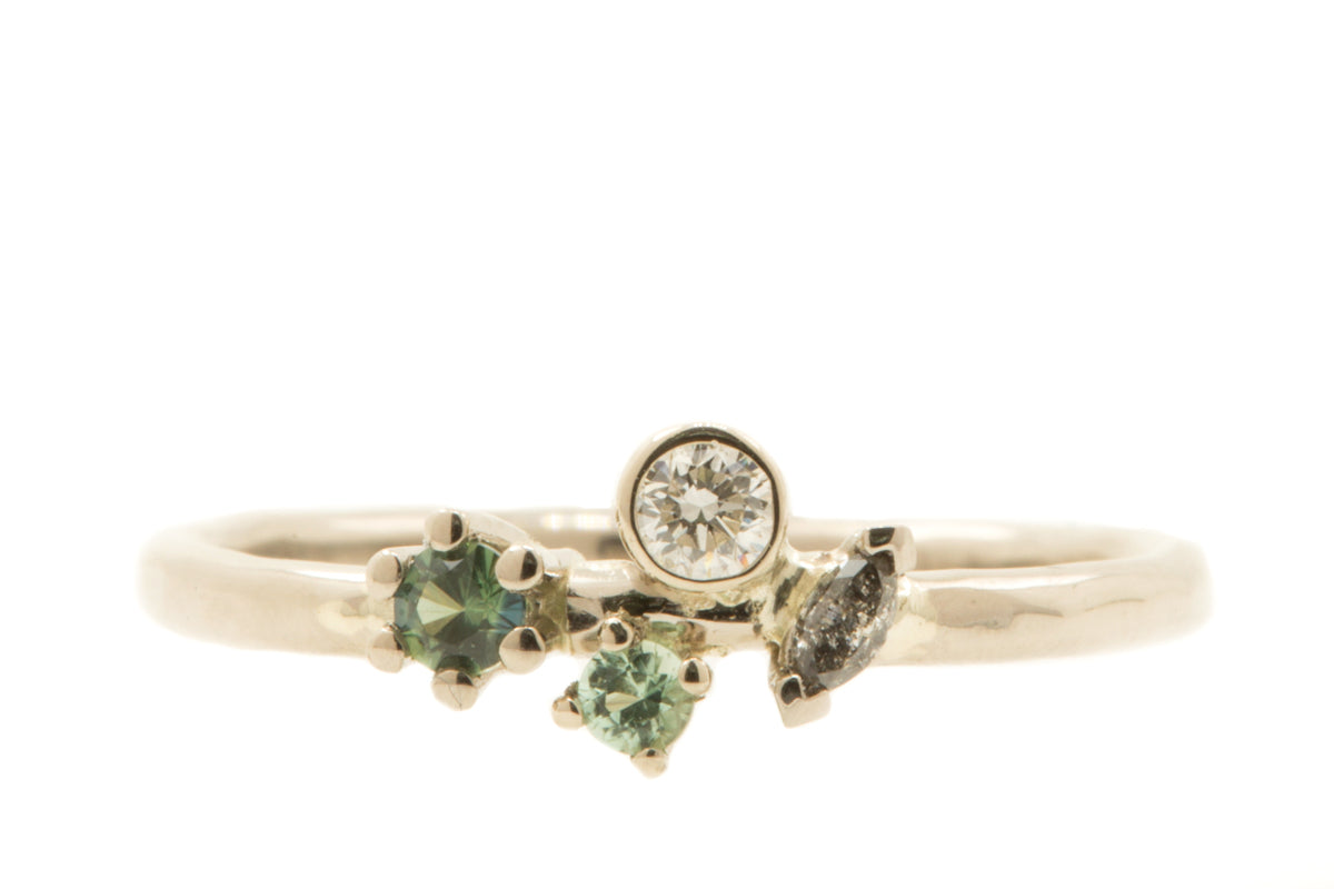 Handgemaakte en fairtrade fijne organische gouden ring met twee groene saffieren en twee diamantjes