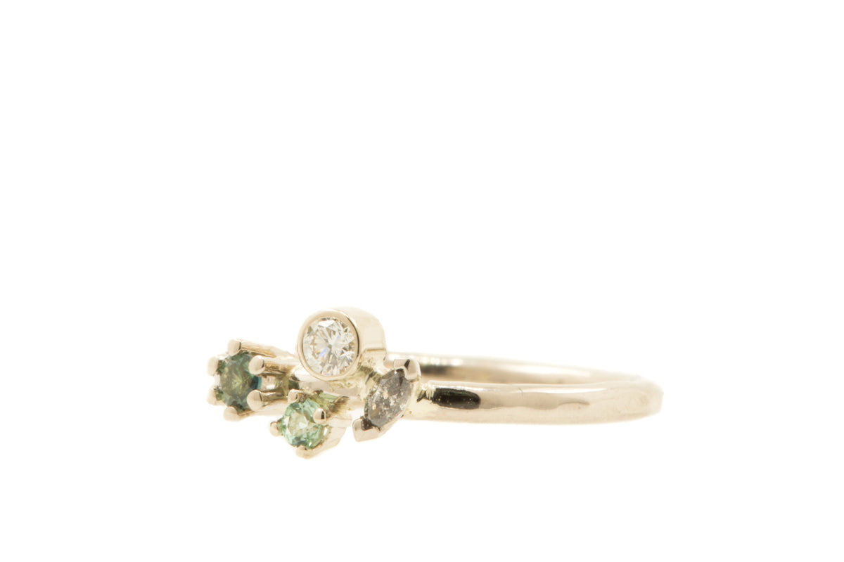 Handgemaakte en fairtrade fijne organische gouden ring met twee groene saffieren en twee diamantjes