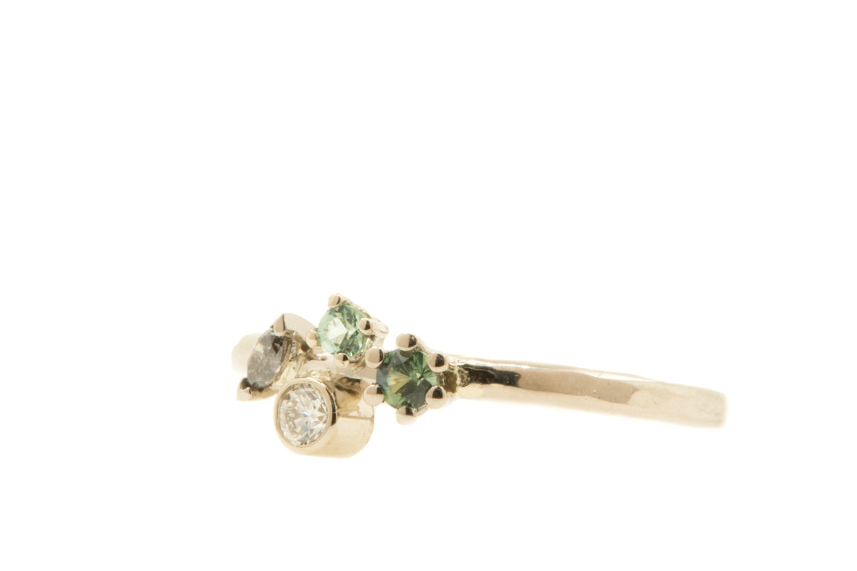 Handgemaakte en fairtrade fijne organische gouden ring met twee groene saffieren en twee diamantjes