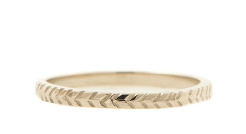 Handgemaakte en fairtrade fijne witgouden ring met streepjes patroon