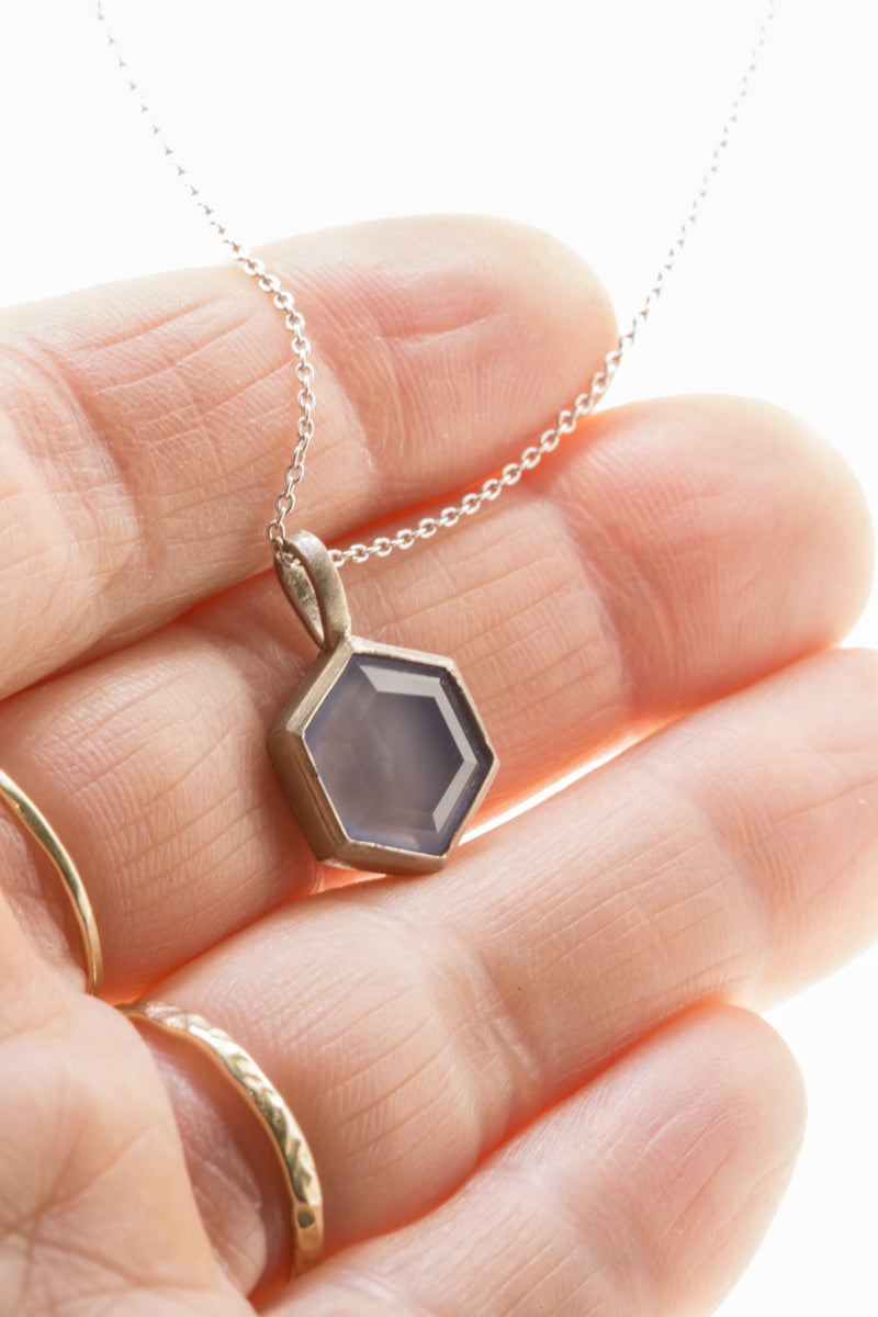 Witgouden ketting met fairtrade hexagon chalcedoon