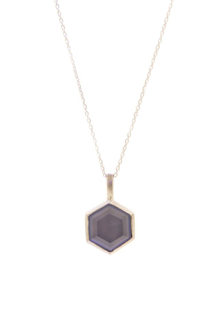 Witgouden ketting met fairtrade hexagon chalcedoon