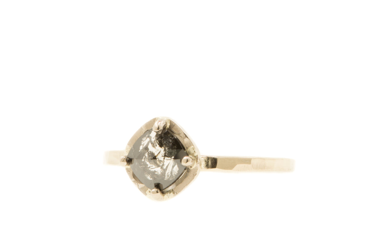Handgemaakte en fairtrade witgouden ring met cushion cut peper en zout diamant in chaton