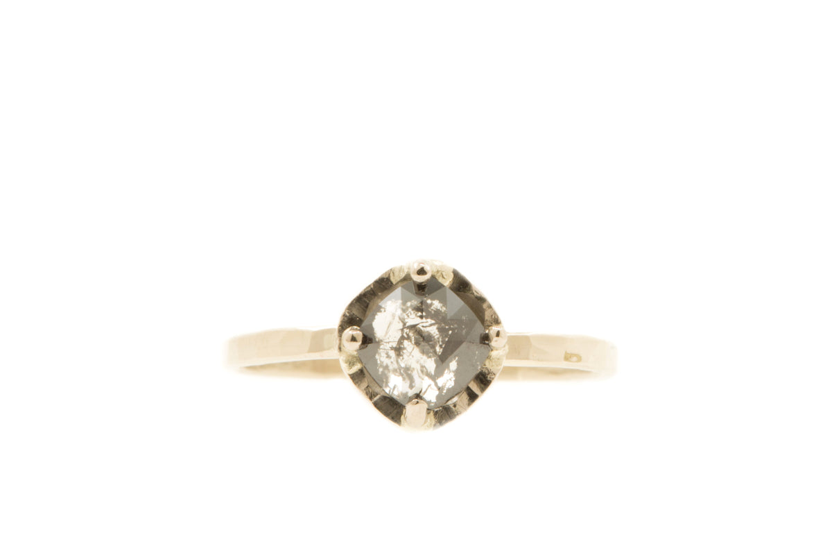 Handgemaakte en fairtrade witgouden ring met cushion cut peper en zout diamant in chaton