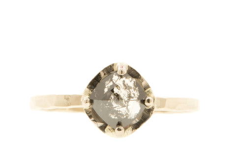 Handgemaakte en fairtrade witgouden ring met cushion cut peper en zout diamant in chaton