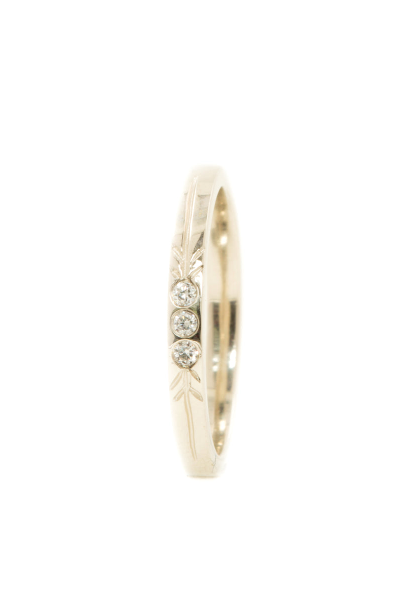Handgemaakte en fairtrade fijne witgouden ring met drie kleine fairtrade diamantjes en gravure