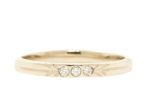Handgemaakte en fairtrade fijne witgouden ring met drie kleine fairtrade diamantjes en gravure