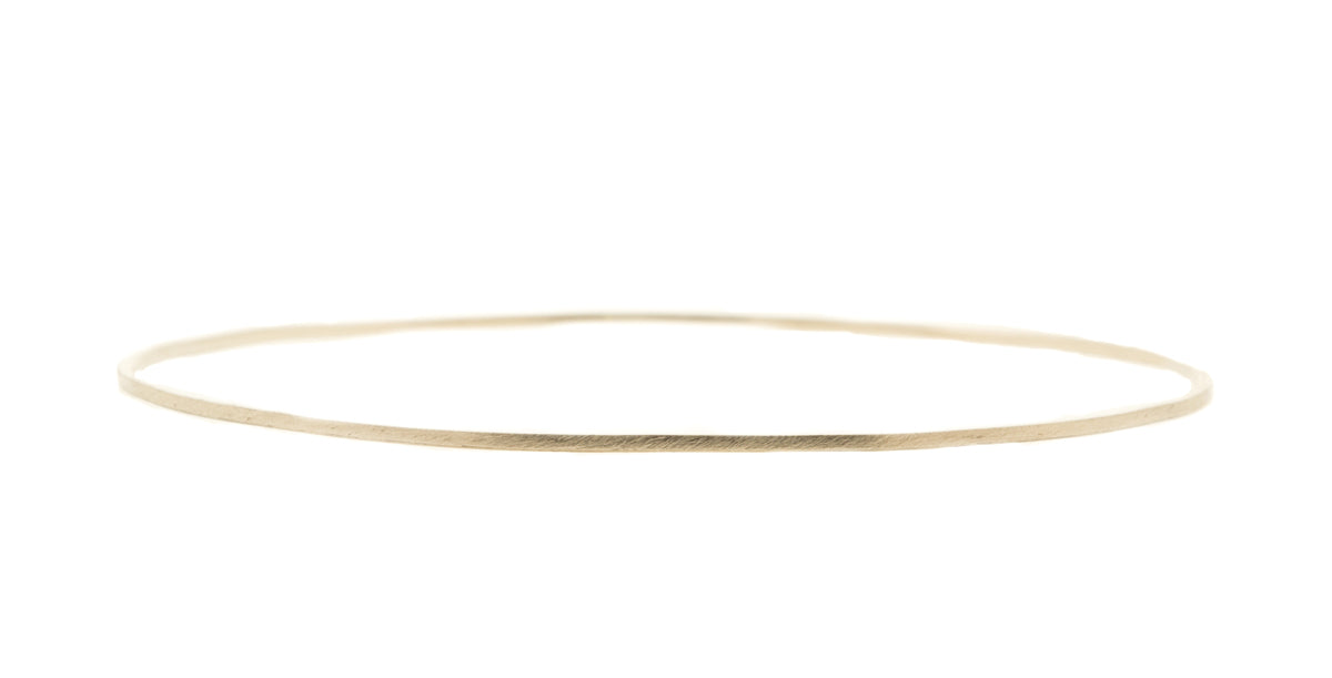 Handgemaakte en fairtrade fijne witgouden bangle armband