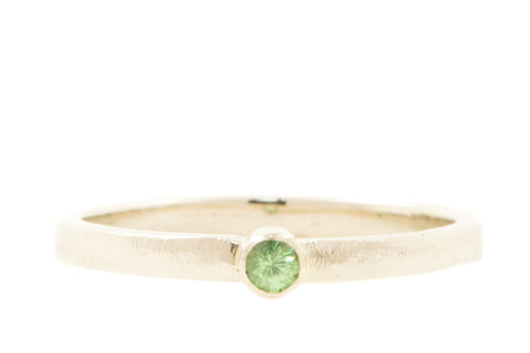 Handgemaakte en fairtrade witgouden ring met groene tsavoriet