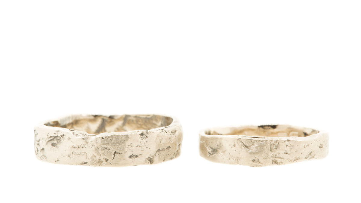 Handgemaakte brede gematteerde trouwringen van 14 kt fairtrade witgoud met het motief van een boomstam