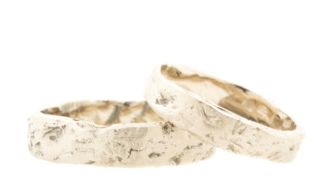 Handgemaakte brede gematteerde trouwringen van 14 kt fairtrade witgoud met het motief van een boomstam