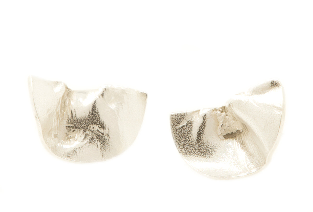 Halfronde gekreukelde zilveren oorbellen | Handgemaakt & Fairtrade