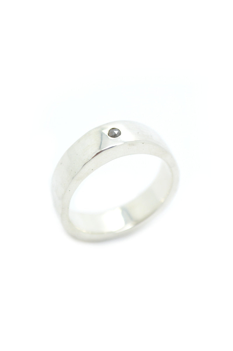 Handgemaakte en fairtrade zilveren ring met diamantje