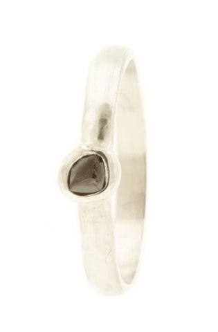 Handgemaakte en fairtrade zilveren ring met een bruine ruwe diamant