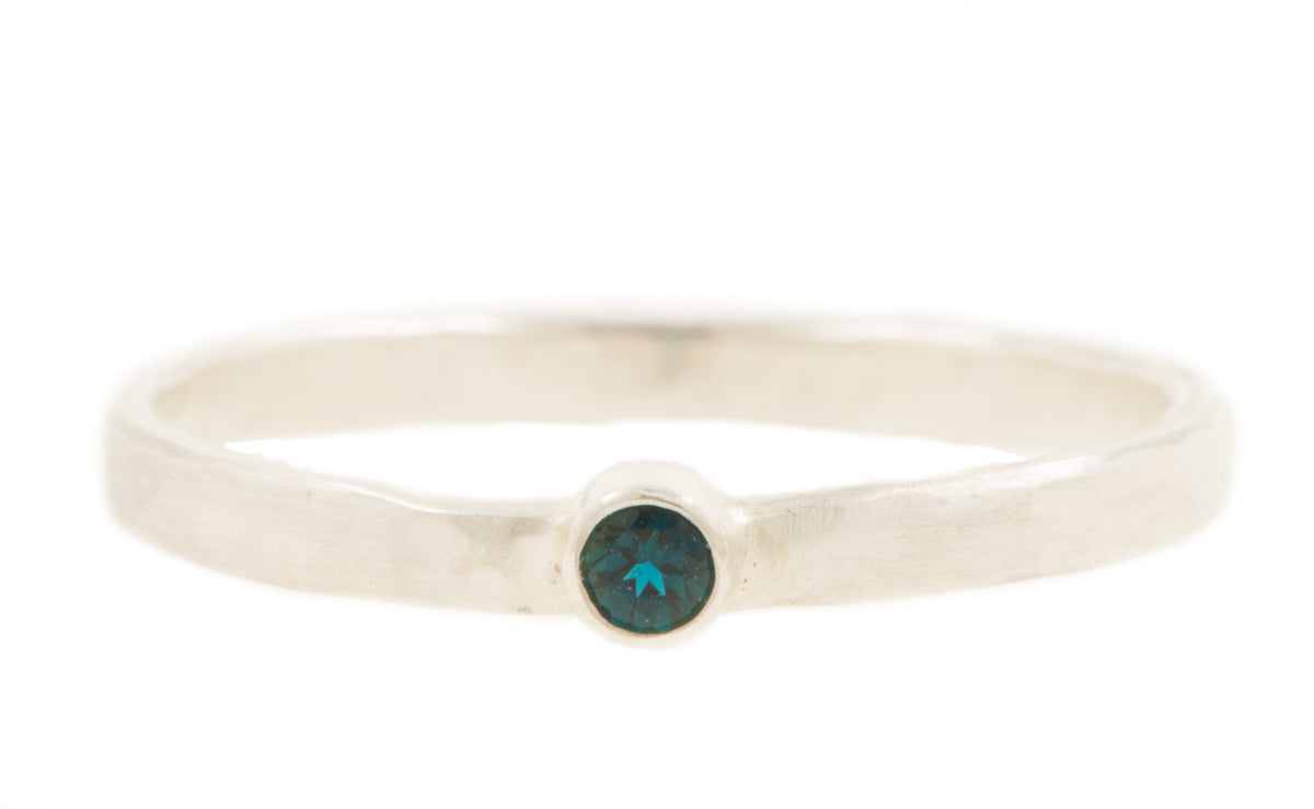 Handgemaakte en fairtrade zilveren ring met blauwe lazulite