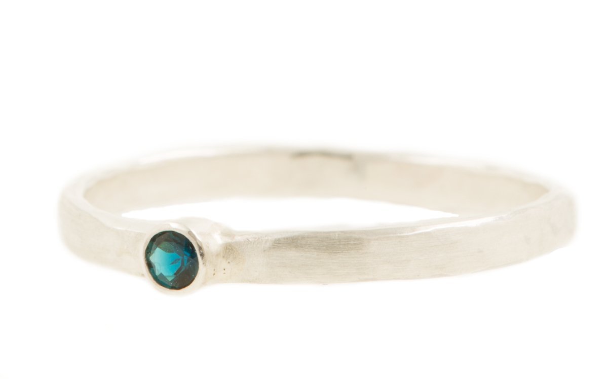 Handgemaakte en fairtrade zilveren ring met blauwe lazulite