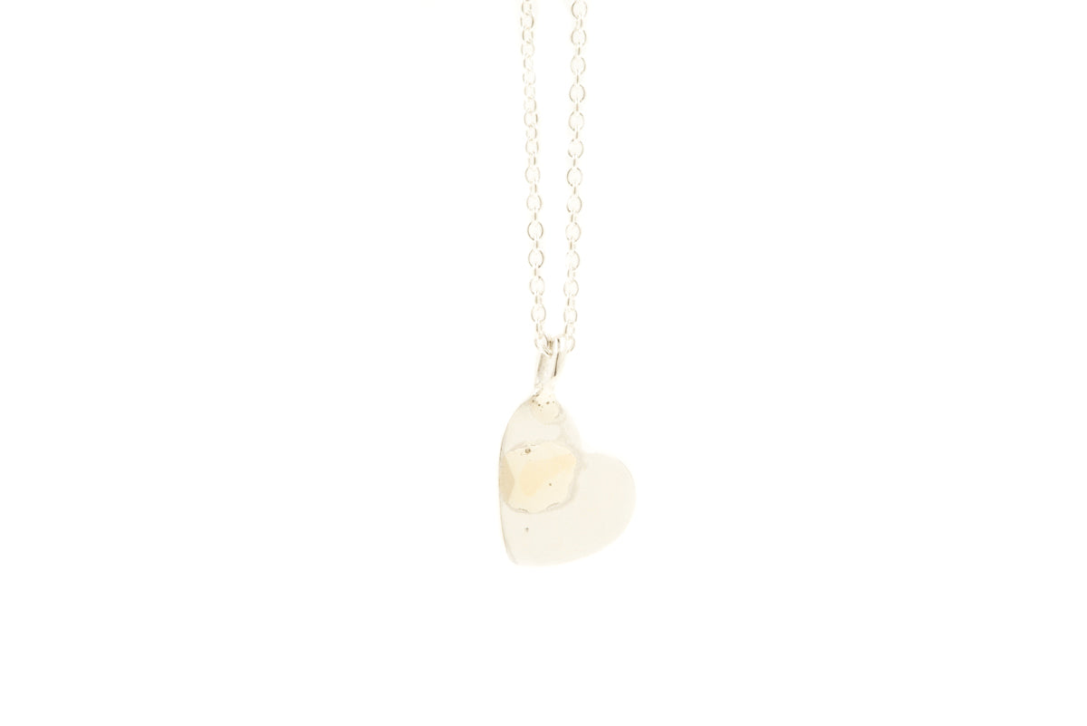 Zilveren ketting met hartje van zilveren een stukje gesmolten goud 