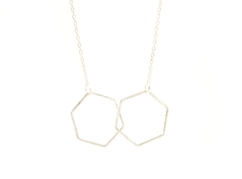 Handgemaakt en fairtrade | Ketting met geometrische zilveren hanger met twee zeshoeken in elkaar