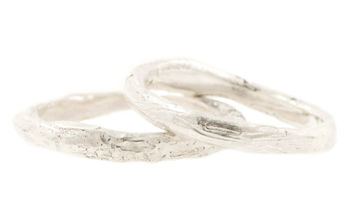 Handgemaakte en fairtrade organische en grillige kreukelende onregelmatige zilveren ringen